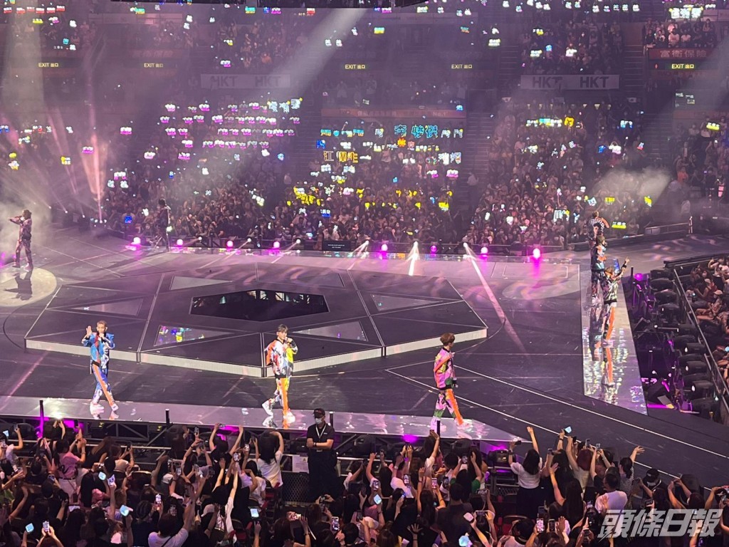 但今晚第3場，原本會升高的架空台卻沒有升上來，12子在平地演唱。